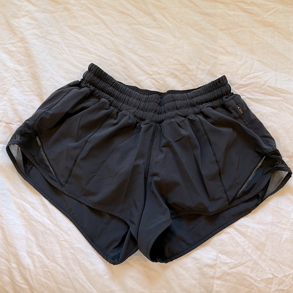 Lululemon hotty hot short in black.